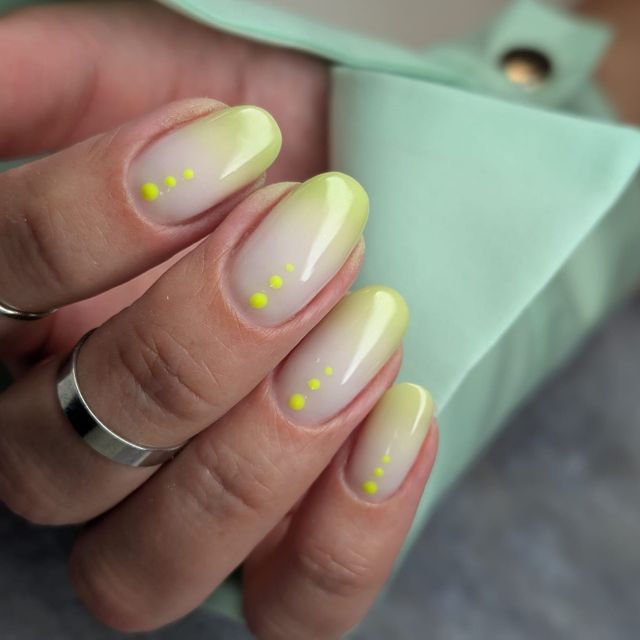 Manicure ombre pastelowe żółto-różowe