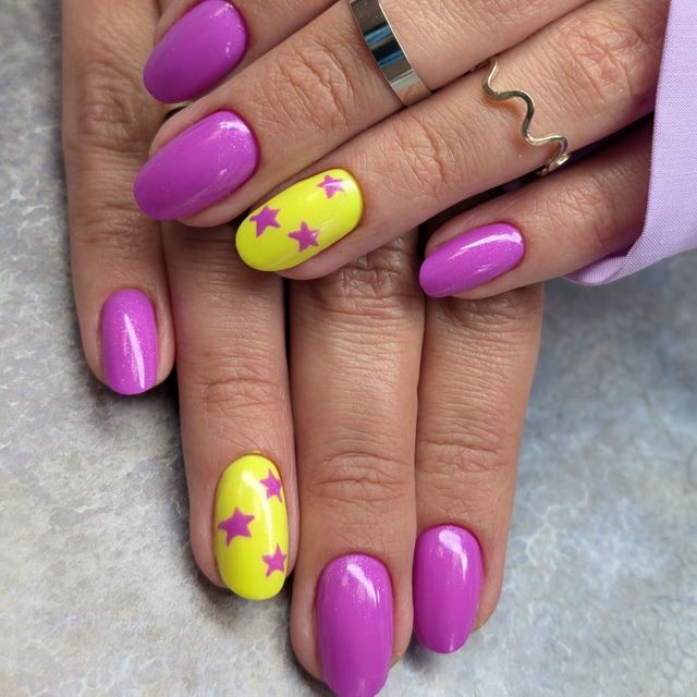 Manicure fioletowo-żółty ze zdobieniem w gwiazdki