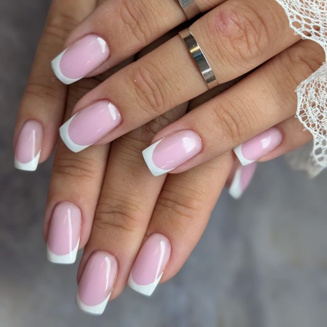 Klasyczny french manicure biało-różowy