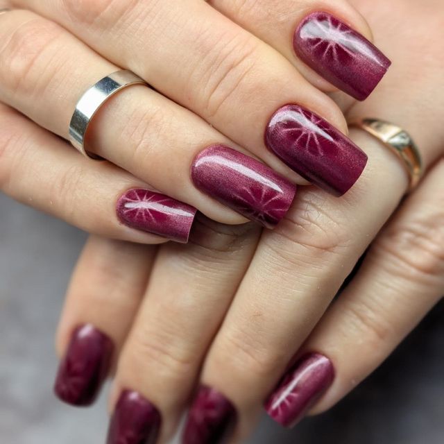 Manicure w kolorze burgundowym ze zdobieniem