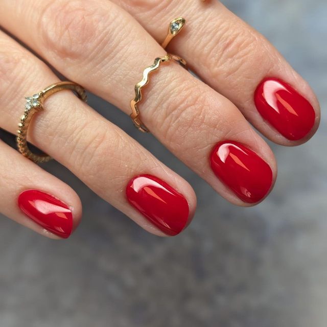 Czerwony manicure hybrydowy błyszczący