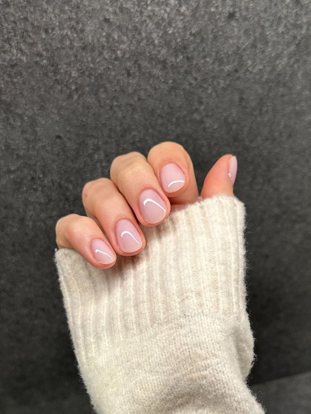 Minimalistyczny naturalny manicure nude