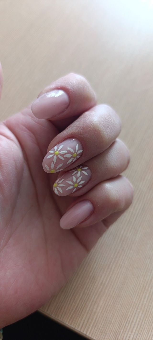 Manicure ze zdobieniem w białe stokrotki