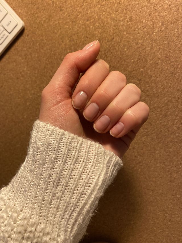 Krótki naturalny manicure w odcieniu nude
