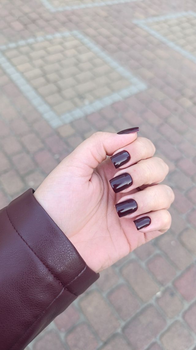 Ciemny burgundowo-czarny manicure glossy