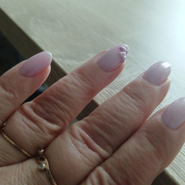 Delikatny liliowy manicure z akcentowym zdobieniem