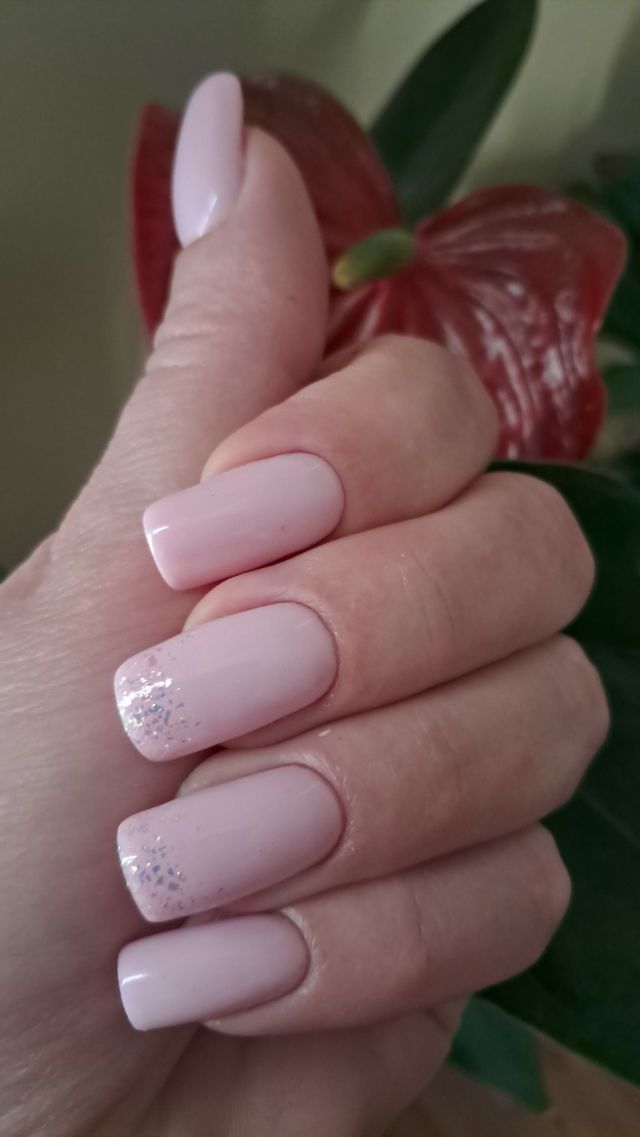 Różowy manicure z brokatowym zdobieniem tipsów