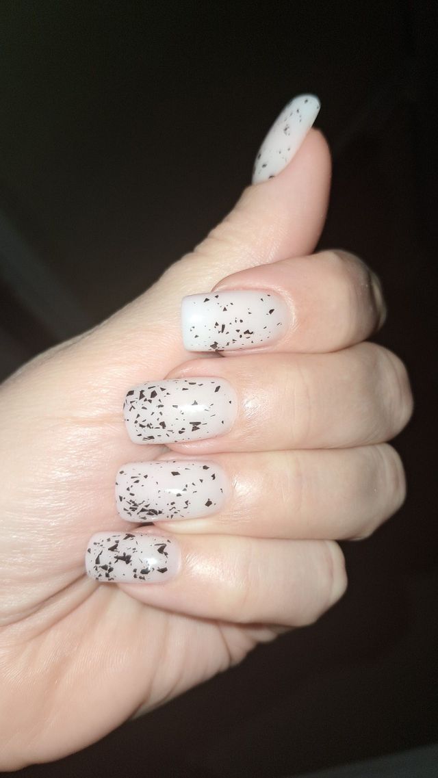 Biały manicure z czarnym cętkowanym zdobieniem