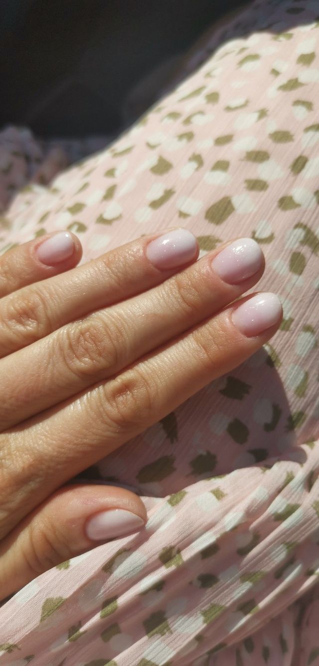 Różowy manicure z fioletowym akcentowym paznokciem