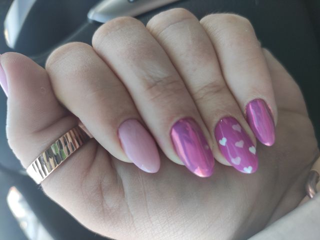 Chromowany różowy manicure ze zdobieniem serc
