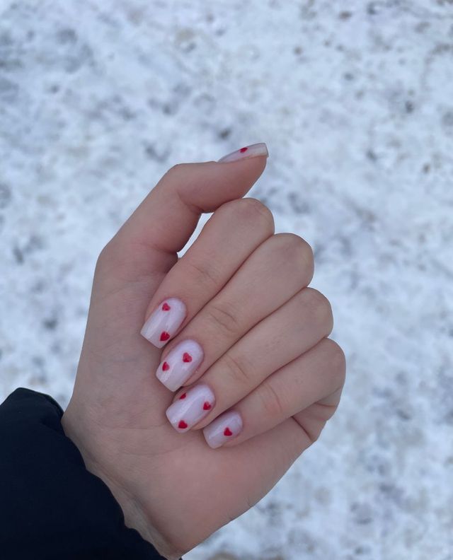 Pastelowy manicure z czerwonymi serduszkami