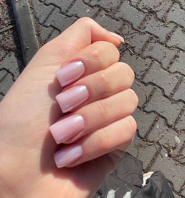 Połyskujący jasnoróżowy manicure