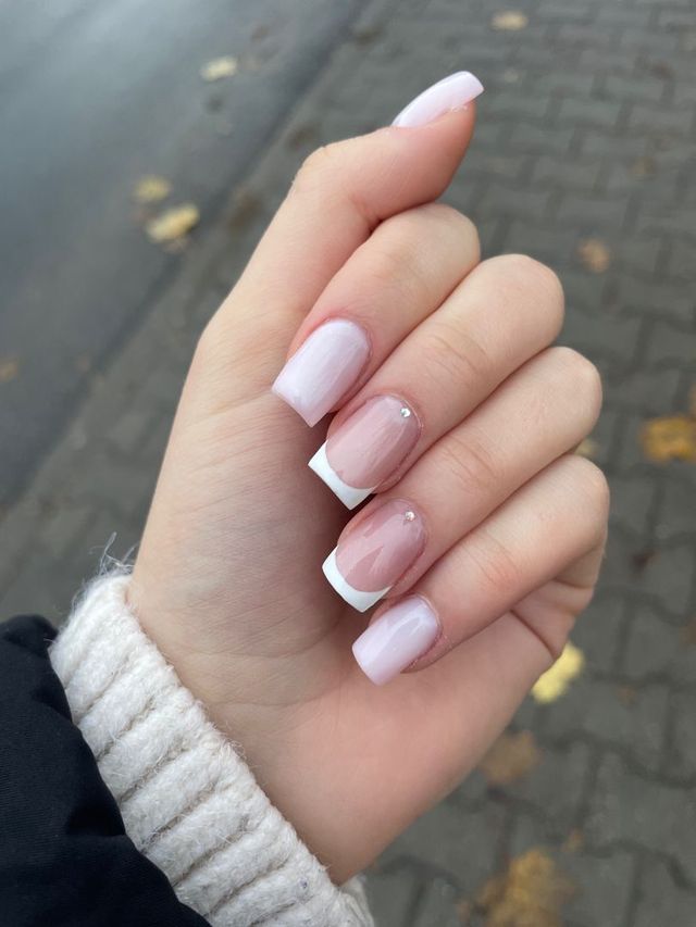 French manicure z cyrkoniami