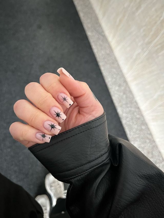 Zdobienie w gwiazdki — manicure RS Rogulska & Szwarc
