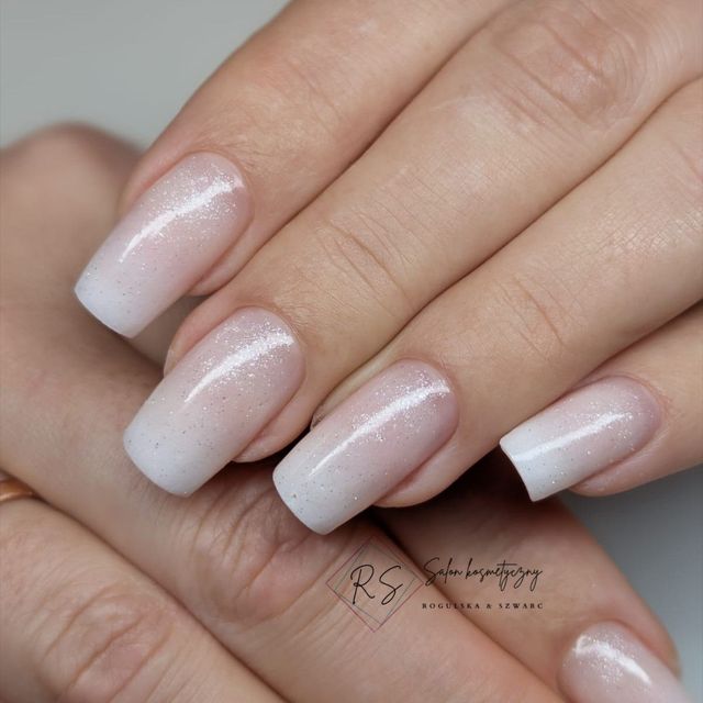 Delikatny shimmer — manicure RS Rogulska & Szwarc