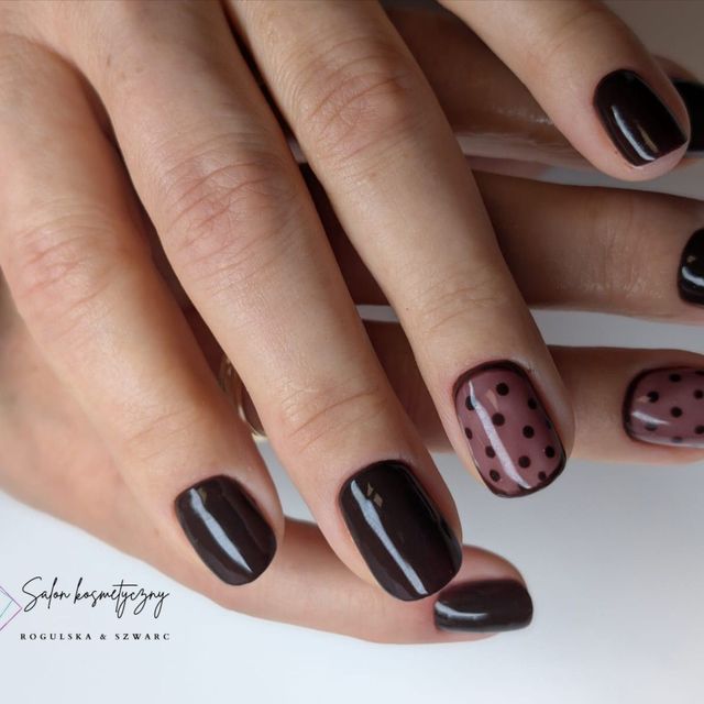 Kropki na ciemnym — manicure RS Rogulska & Szwarc