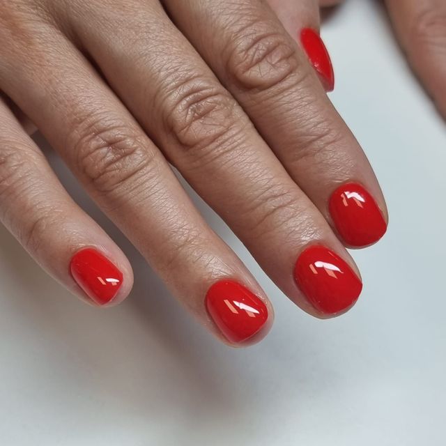 Czerwień klasyczna — manicure RS Rogulska & Szwarc