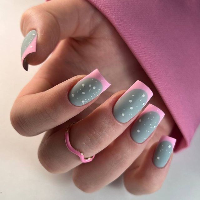 Manicure w odcieniach szarości z białymi kropkami i różowym akcentem