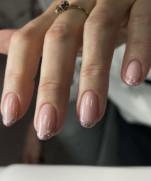 Nude z połyskiem — manicure RS Rogulska & Szwarc