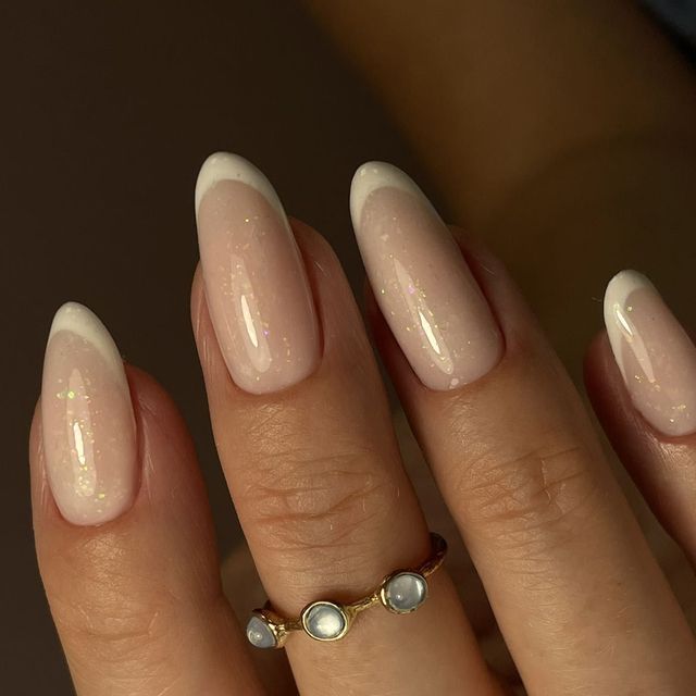 Nude z pierścionkiem — manicure RS Rogulska & Szwarc