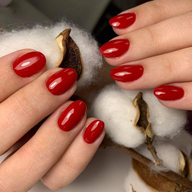 Czerwień klasyczna — manicure RS Rogulska & Szwarc
