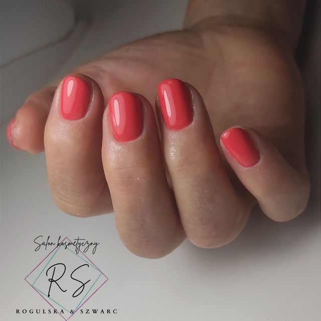 Koralowy jednolity — manicure RS Rogulska & Szwarc